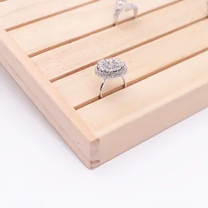 Floraler S925 Silberring mit Zirkonia auf einem minimalistischen Holzständer