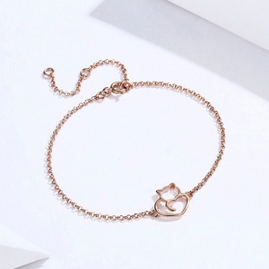Dettaglio del bracciale gatto con cuore in oro rosa e chiusura regolabile raffinata