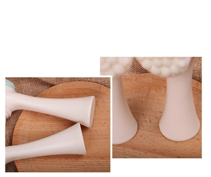 Dettaglio della spazzola per la pulizia del viso in silicone a doppia faccia con manico bianco