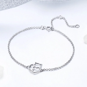 Vista macro di un bracciale a catena minimalista in argento sterling S925 con gatto