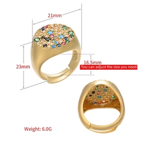 Anello chevalier dorato regolabile con zirconi colorati incastonati in micro-pavé