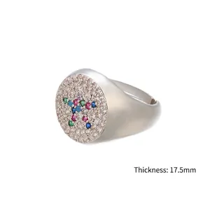 Anello a sigillo regolabile argento con stella di zirconi colorati e faccia tonda