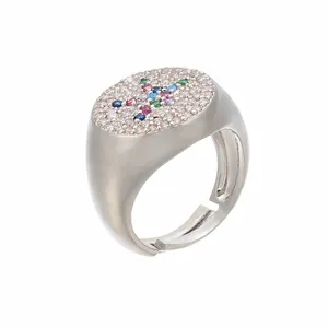 Dettaglio anello regolabile in argento con croce di pietre preziose colorate micro-pavé