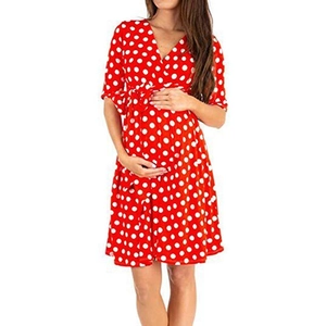 Vestido de maternidad rojo con lunares blancos, cuello en V y cinturón de lazo