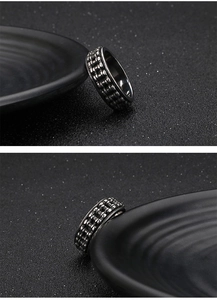 Dettaglio macro di un anello a catena da uomo in acciaio inossidabile con finitura retrò