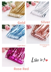 Dettaglio di tende a frange metalliche in oro argento blu e rosa per decorazione