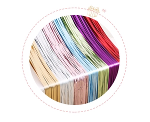 Dettaglio di tende a frange metalliche colorate per decorazione di sfondo per feste