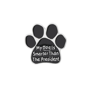 Detailansicht der Emaille-Hundepfoten-Brosche mit My Dog Is Smarter Than The President Text