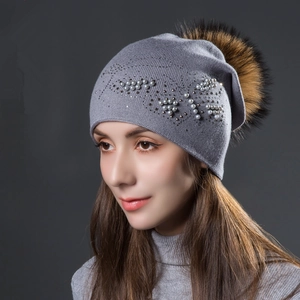 Bonnet en tricot gris pour femme avec perles, strass et grand pompon en fourrure de raton