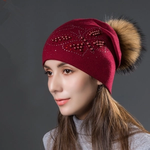 Bonnet en tricot bordeaux avec pompon en fourrure et motifs papillon perles et strass