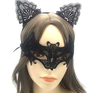 Détail du serre-tête oreilles de chat en dentelle noire et masque chauve-souris
