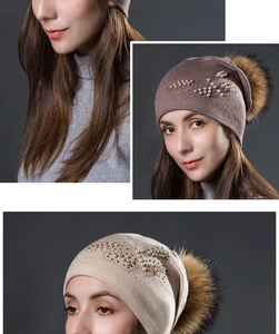 Détails d'un bonnet en tricot pour femme avec pompon en fourrure et perles déco
