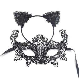 Détail d'un serre-tête oreilles de chat en dentelle noire et loup pour mascarade