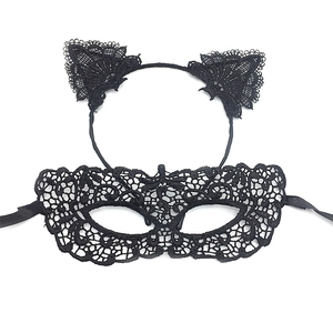 Détail du serre-tête oreilles de chat en dentelle noire et du masque pour fête