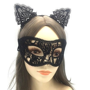 Vue détaillée du masque vénitien en dentelle noire et serre-tête oreilles de chat