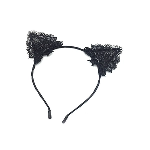 Détail du serre-tête oreilles de chat en dentelle noire aux motifs ajourés