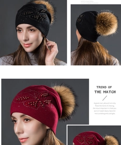 Détail du bonnet en tricot d'hiver avec perles, strass et pompon en fausse fourrure