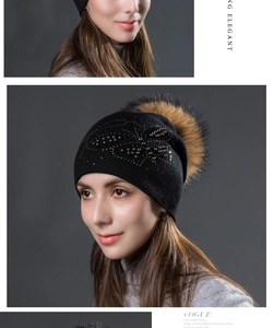 Détail du bonnet en tricot noir avec pompon en fourrure et motifs cloutés dorés élégants
