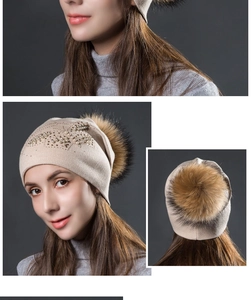Vue détaillée du bonnet en maille beige avec strass perles et grand pompon en fourrure
