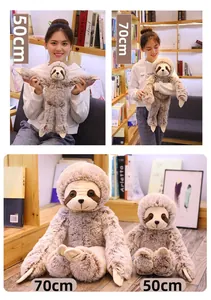 Détail d'une peluche paresseux en tailles 50cm et 70cm avec fourrure douce gris-brun