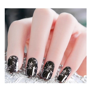 Poudre à ongles miroir argenté avec flocons métalliques sur une base noire brillante
