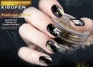 Vue macro de la poudre à ongles argent platine avec effet miroir et texture pailletée