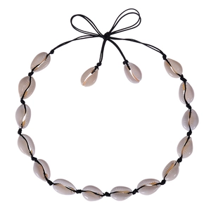 Dettaglio della collana bohémien con conchiglie naturali e cordino nero intrecciato