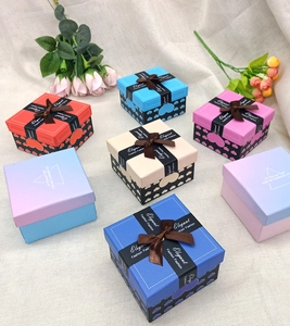 Vista dettagliata dall'alto di scatole regalo quadrate con nastri eleganti e fiori decorativi