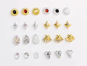Vue détaillée de charmes d'ongles en alliage avec cœurs, étoiles et perles nacrées