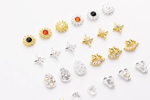 Gros plan de bijoux d'ongles en alliage avec étoiles, cœurs et perles brillantes