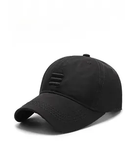 Détail d'une casquette de baseball noire avec trois rayures brodées et des surpiqûres