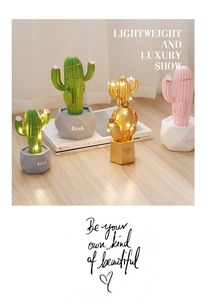 Dettaglio di cactus decorativi in resina con luci LED calde e vasi dal design geometrico