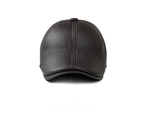 Vue de dessus du chapeau d'hiver en cuir marron foncé avec texture et bouton