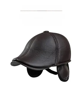 Vue détaillée du bonnet d'hiver en similicuir marron avec rabats d'oreilles chauds