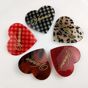 Lot de barrettes à cheveux en cœur rétro avec motifs à carreaux et léopard sur blanc