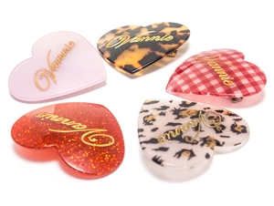 Lot de cinq barrettes à cheveux en acétate en forme de cœur aux motifs et couleurs variés