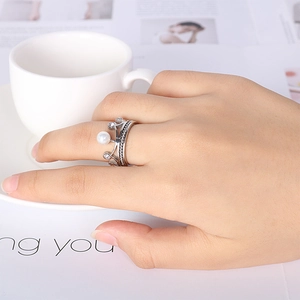 Bague couronne élégante en argent avec perle blanche centrale et zircons scintillants
