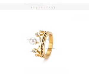 Détails des dimensions de la bague couronne dorée avec perle et pierres de zircon