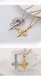 Détail du collier flèche de Cupidon avec accents de cœur en or et argent