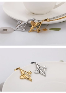 Détail de colliers avec pendentif flèche de Cupidon en or et argent sur fond blanc