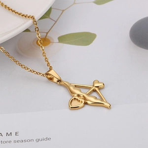 Collier avec pendentif arc et flèche de cupidon dorés et détails de cœur sur carte