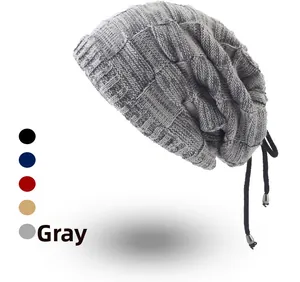 Primo piano di un berretto grigio in maglia e scaldacollo con coulisse dettagli