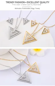 Vue détaillée d'une parure géométrique en acier inoxydable avec pendentif triangle