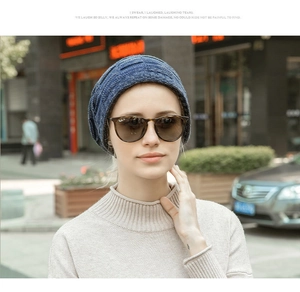 Elegante berretto invernale in maglia blu da donna con fodera in pile per il freddo.