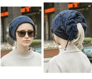 Dettaglio del berretto in maglia blu scuro con apertura a coulisse per coda di cavallo