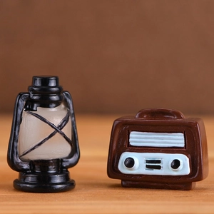 Miniature vintage resin radio and kerosene lamp ornaments for home desktop decoration