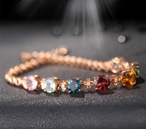 Vista macro di gemme di tormalina colorata con micro-intarsio di diamanti su catena oro rosa