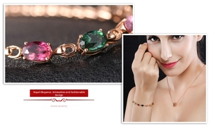 Dettaglio ravvicinato di gemme multicolori a taglio ovale incastonate in un bracciale oro rosa