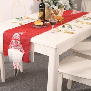 Chemin de table de Noël rouge avec gnome 3D et texture rustique en imitation lin