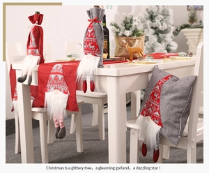 Gros plan sur un chemin de table de Noël et des housses de bouteilles en peluche